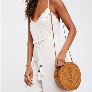 Round wicker canteen